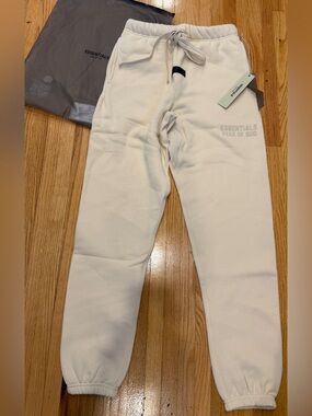 Fear of God Essentials Cuffed Sweatpants Eggshell XS